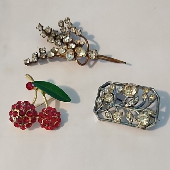 Jewelry - Elegant Crystal Brooch Set - Red, Green, Silver